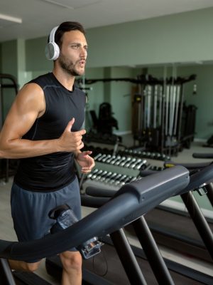 young-athletic-man-running-on-treadmill-in-a-gym-2022-10-06-01-42-41-utc.jpg